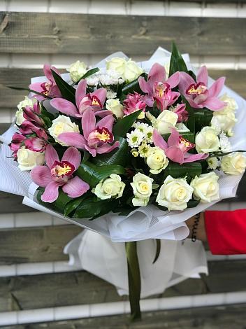 Букет цветов из: Розы и Хризантемы в Новый Уоян