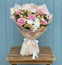Букет цветов из:  Гвоздики, Орхидеи и Розы в Новый Уоян