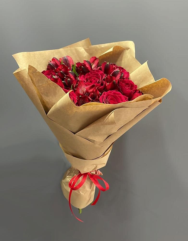 Букет цветов из: Альстромерии и Розы в Новый Уоян