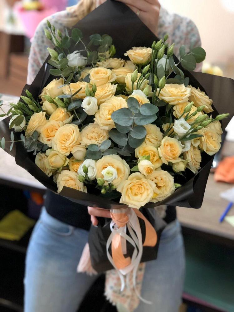 Букет цветов из: Розы и Лизиантусы в Новый Уоян