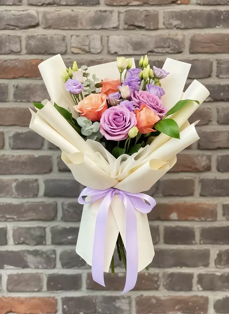 Букет цветов из: Лизиантусы и Розы в Новый Уоян