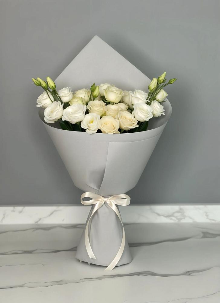 Букет цветов из: Розы и Лизиантусы в Новый Уоян