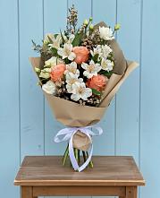 Букет цветов из:  Альстромерии, Лизиантусы, Розы и Хризантемы в Новый Уоян