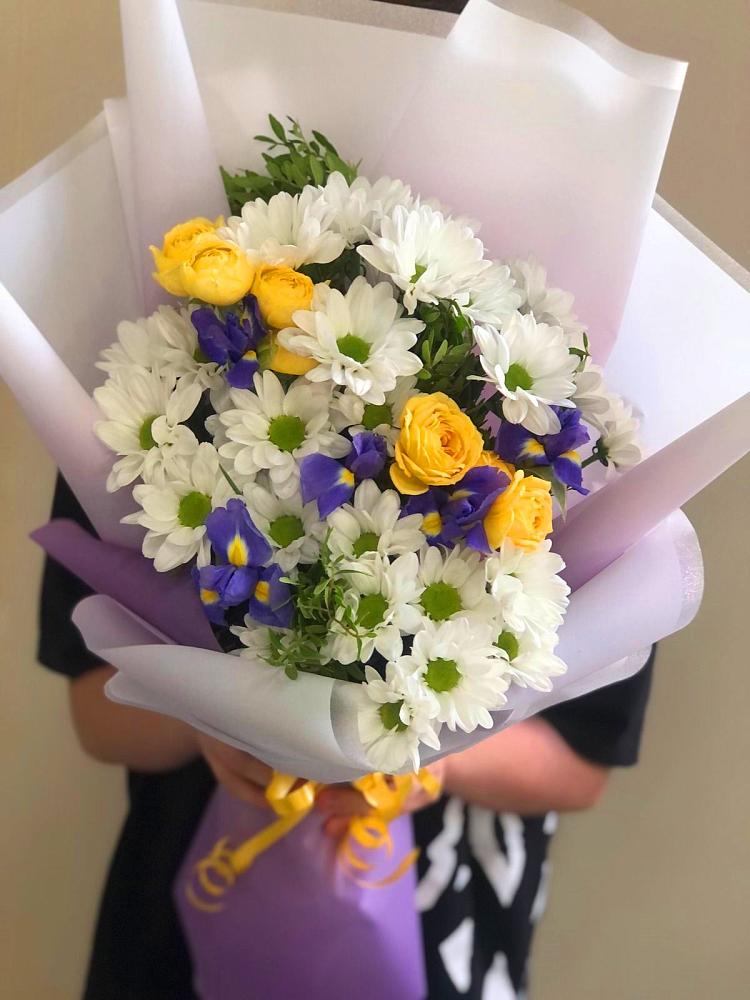 Букет цветов из: Ирисы, Хризантемы и Розы в Новый Уоян