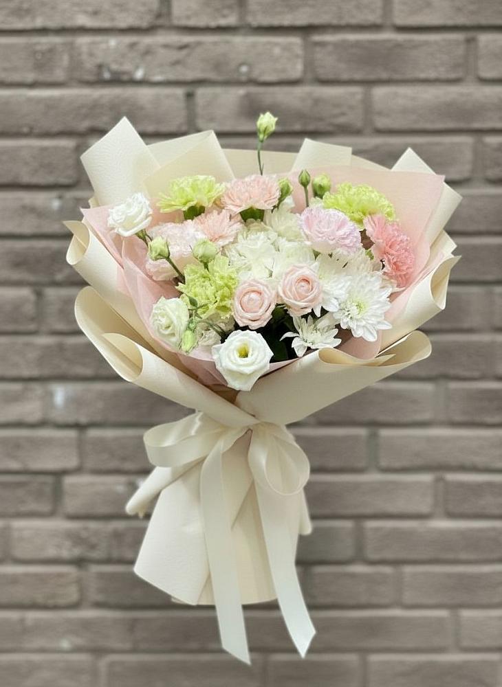 Букет цветов из: Гвоздики, Розы, Лизиантусы и Хризантемы в Новый Уоян