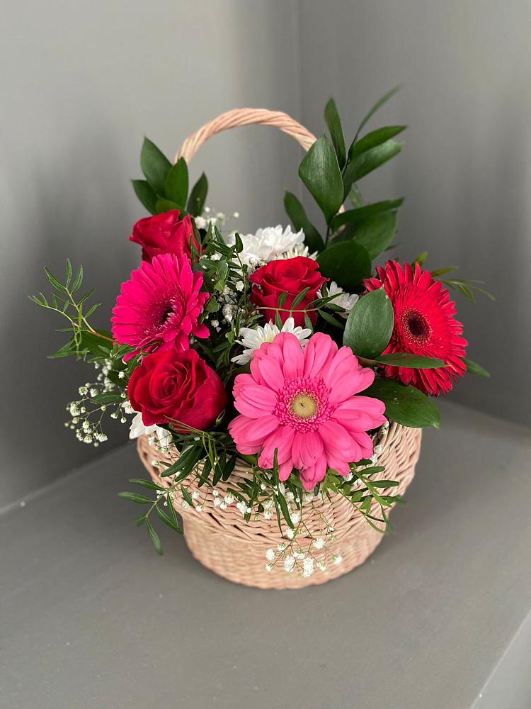 Цветочная композиция из Розы, Хризантемы и Герберы в корзине в Новый Уоян