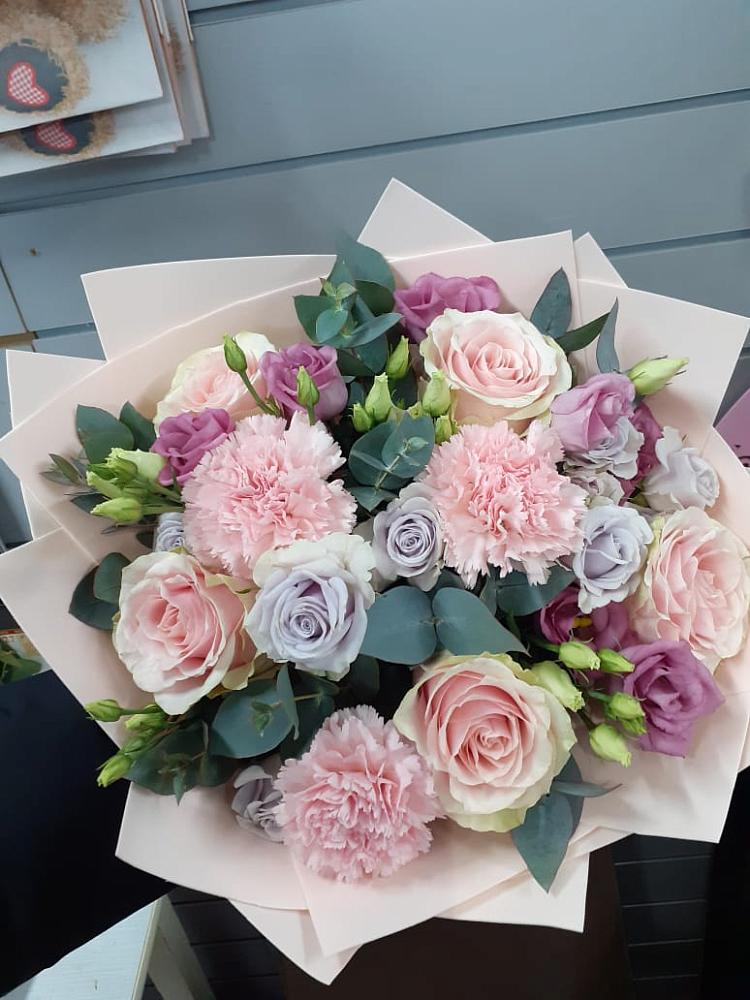 Букет цветов из: Розы, Гвоздики и Лизиантусы в Новый Уоян