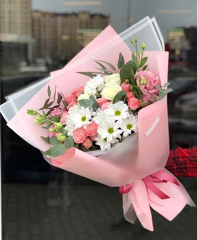 Букет цветов из: Розы, Лизиантусы и Хризантемы в Новый Уоян