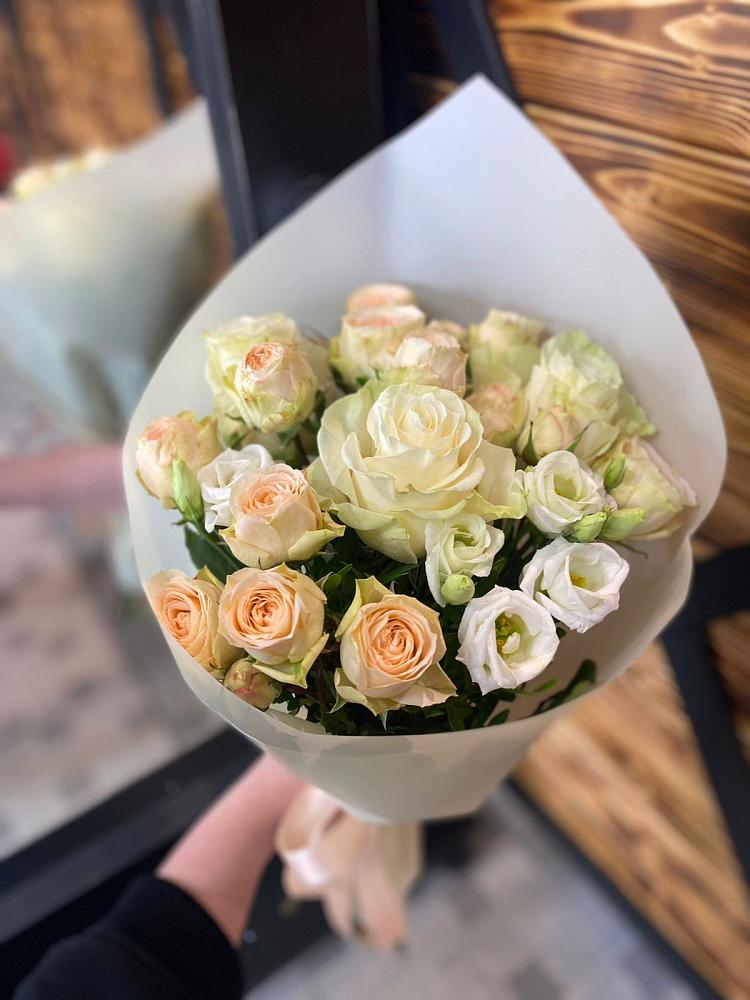 Букет цветов из: Розы и Лизиантусы в Новый Уоян