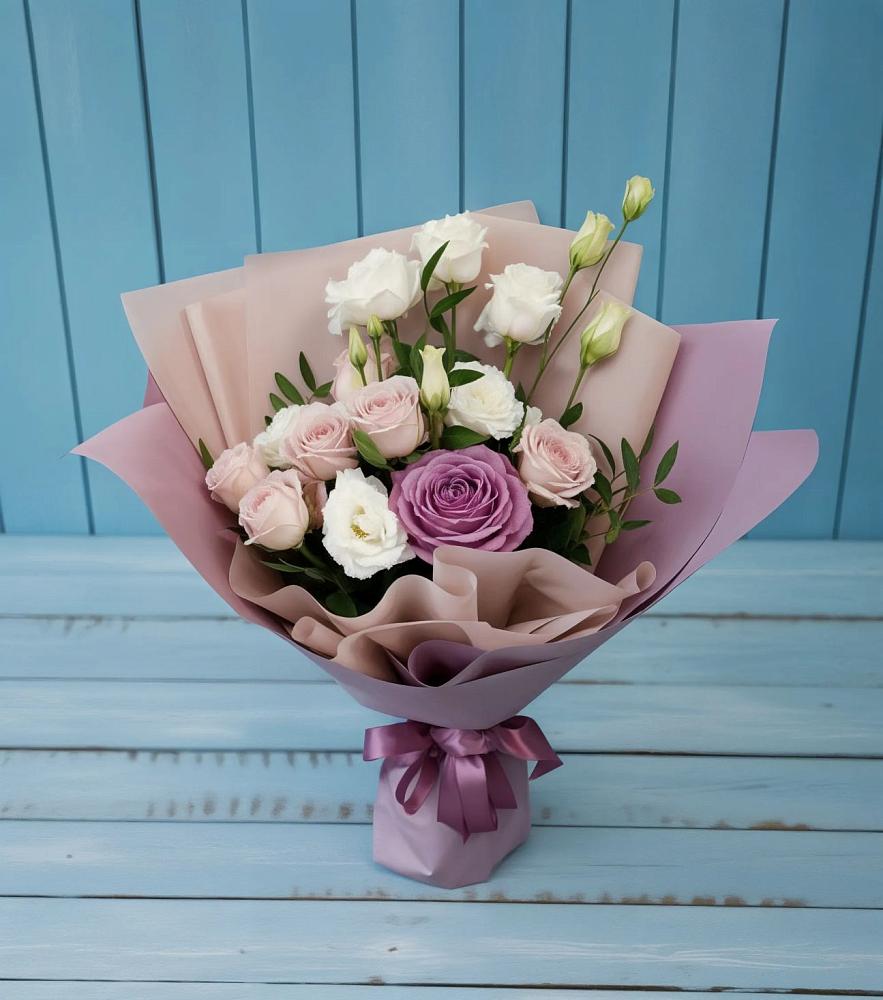 Букет цветов из: Розы и Лизиантусы в Новый Уоян